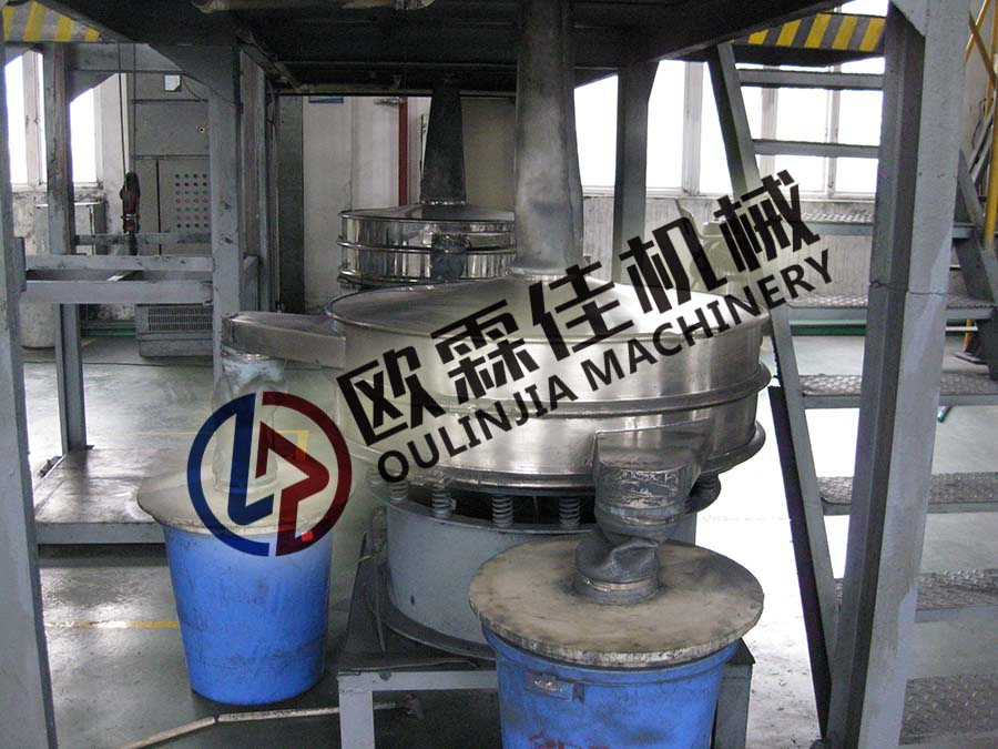 化工原料三次元旋振篩篩分現(xiàn)場(chǎng)